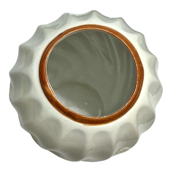 Vintage retro white gloss ceramic fluted swirl rust/yellow shell/starfish vase. - Picture 3 of 8